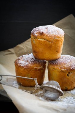 Ev yapımı hamur işi, pamuklu peynirli çörekler üzerine şeker serpiştirilmiş, fotokopi alanı da var.