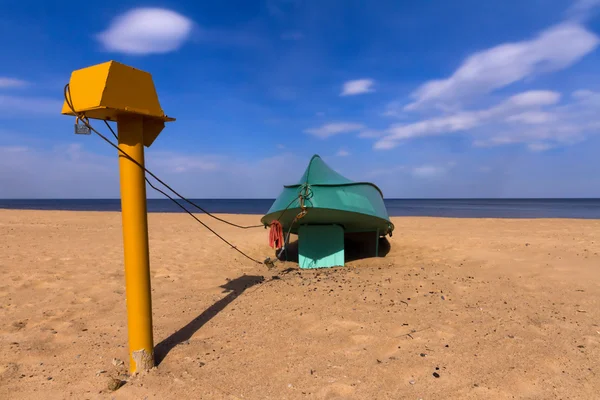 Kum üzerine yalan eski fishermans tekne