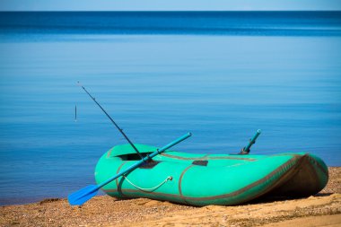 Çubuk olta balıkçılığı ile yeşil çift kürek teknesi