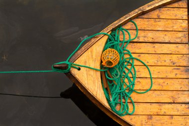 Halatlar ve kayan nokta ile balıkçı tekne. Norveç.