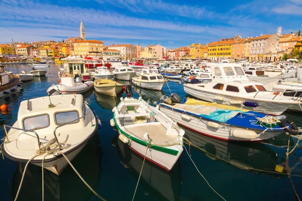 Båtar i hamnen. Rovinj. Kroatien — Stockfoto