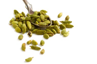 Baharat. Bir kaşık kakule tohumu.