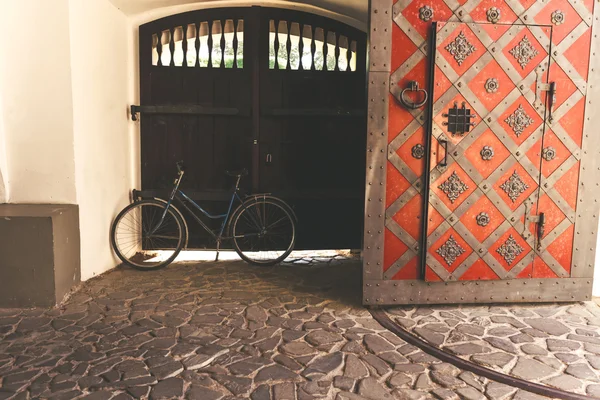 老城堡大门附近的自行车 — 图库照片