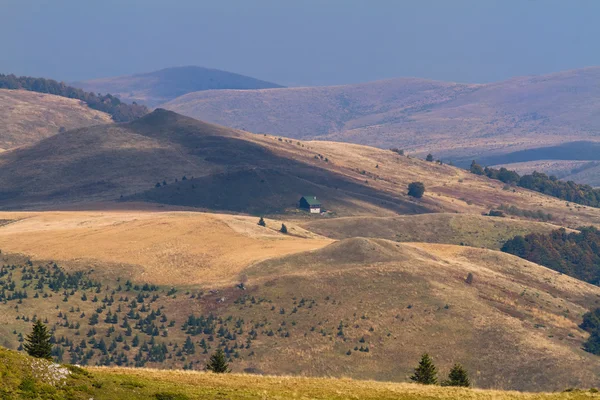 Parco nazionale di Kapaonik, Serbia, casa solitaria in montagna . — Foto Stock