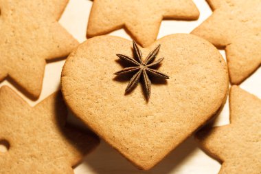 Noel kurabiyeleri masada..