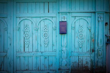 Posta kutusu bir woodcarved çit üzerinde.