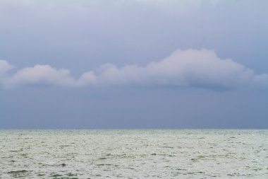Deniz yüzeyi ve bulutlu gökyüzü.