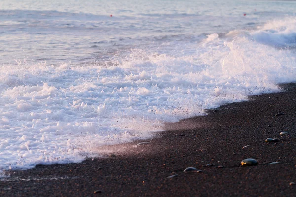 Seashore with foam and pebble. — Stock Photo, Image