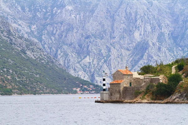 Τοπική φάρο στο το κόλπο του Κότορ, Δημοκρατία του Μαυροβουνίου. — Φωτογραφία Αρχείου