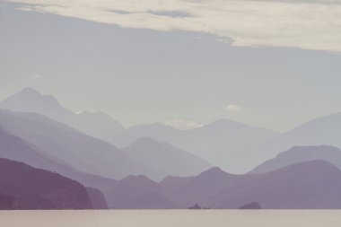 Deniz, dağlar ve bulutlar.