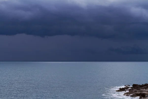 Mare e cielo tempestoso, Montenegro Repubblica, Budva . — Foto Stock