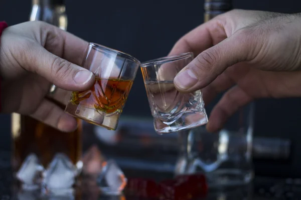 Bicchieri a dondolo, vodka e whisky — Foto Stock