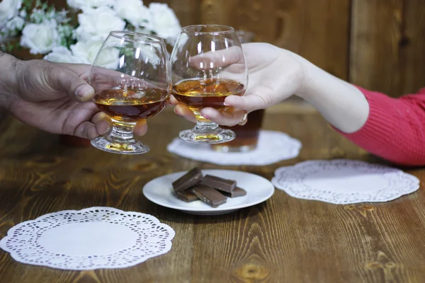 Serata Romantica Tenendo Dei Bicchieri Brandy Diciamo Brindisi — Foto Stock