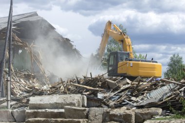 Eski ahşap evin yıkılması
