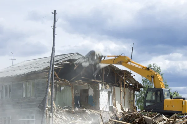 La demolizione della vecchia casa in legno — Foto Stock