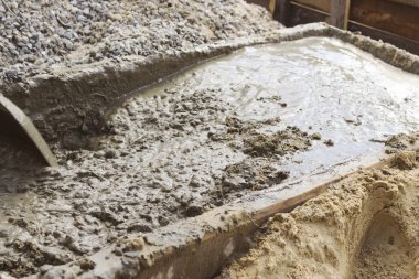 Betonda bir yalak karışık işçi