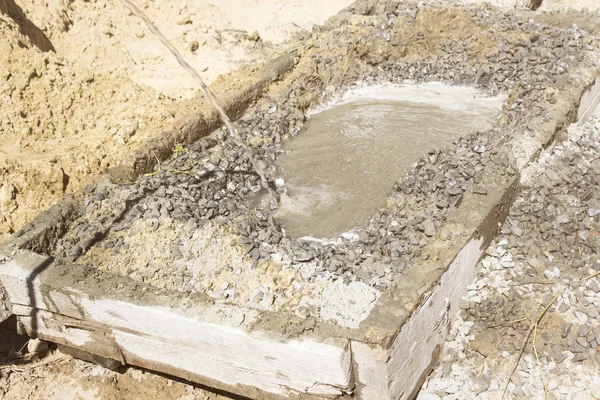 The worker is mixing concrete  manually — Stock Photo, Image