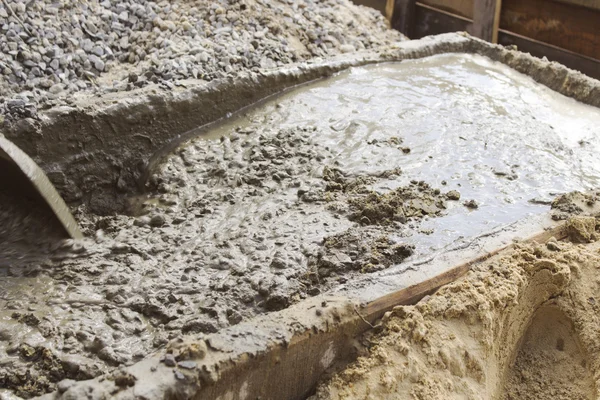 Betonda bir yalak karışık işçi