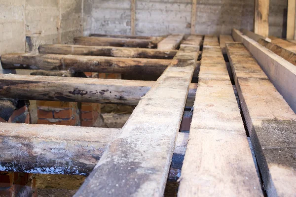 Dismantled wooden floor, the boards moldy from the damp — Stock Photo, Image