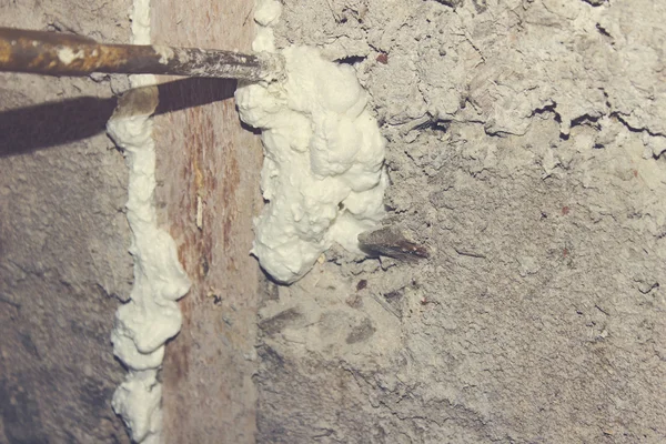 Riempire la crepa nella schiuma costruzione della parete — Foto Stock