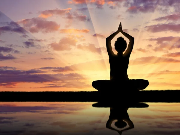 Silhouette of a girl practicing yoga — Stock Photo, Image