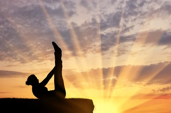 Silhouette di una ragazza che pratica yoga — Foto Stock