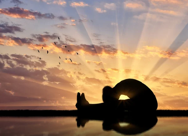 Silhouette of a girl practicing yoga — Stock Photo, Image