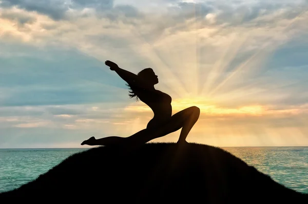 Pratik yoga bir kız silüeti — Stok fotoğraf