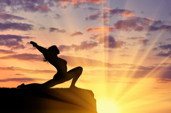 Silueta de una chica practicando yoga — Foto de Stock