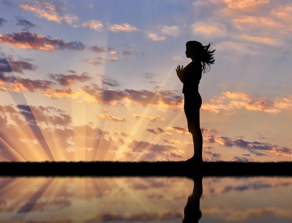 Silueta de una chica practicando yoga — Foto de Stock