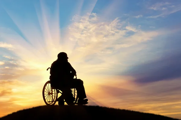 Silhouette de personne handicapée en fauteuil roulant — Photo