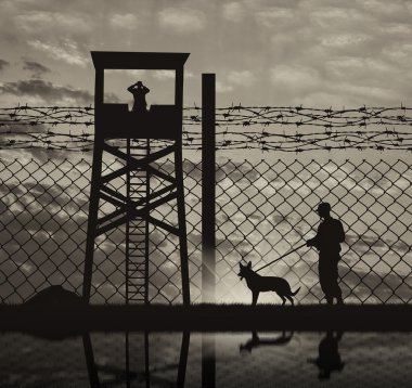 Güvenlik görevlisi ile köpek sınırında