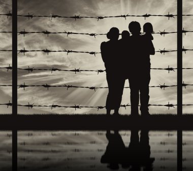 Mültecilerin çocuklu bir ailenin siluet 