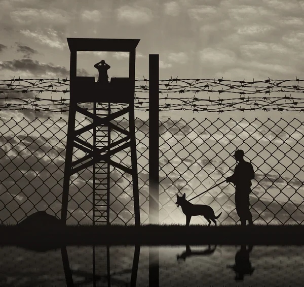 Охранник с собакой на границе — стоковое фото