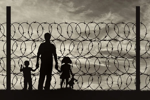 Silueta de una familia con niños refugiados — Foto de Stock
