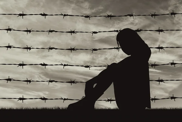 Silhouette förtvivlan flykting kvinna — Stockfoto