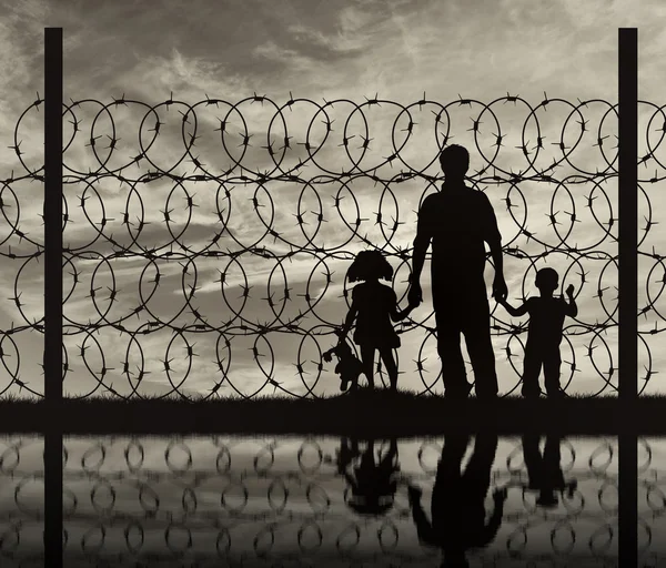 Silhouet van een familie met kinderen vluchtelingen — Stockfoto