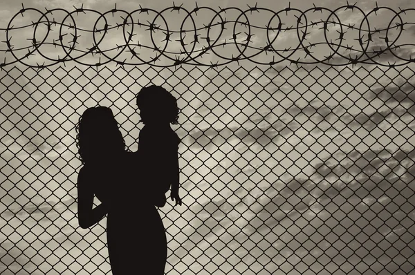 Silhouet van moeder en kind vluchtelingen — Stockfoto