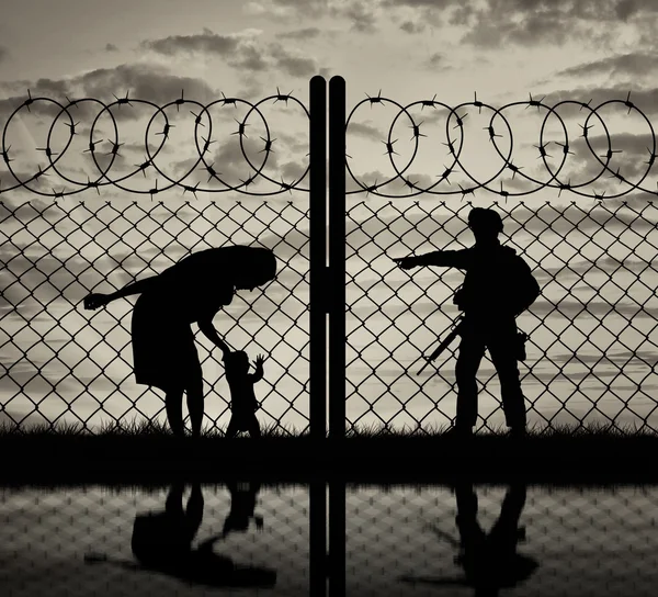 Silhouette flykting mor med ett barn — Stockfoto