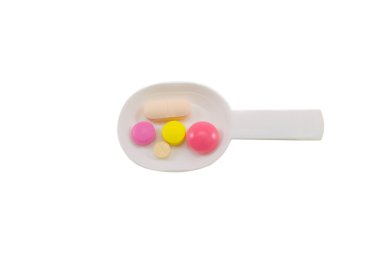 Plastik bir kaşıkla tablet kümesi