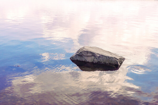 Изображение камня в воде
 
