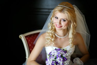 Gülümseyen güzel ve zarif gelin