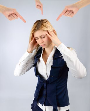  Stres altında bir kadına silah göster