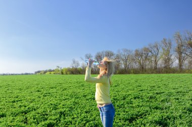  Genç kadın rahatlatıcı bir plastik şişe suyu içer