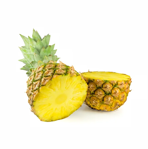 Skär i halv mogen ananas — Stockfoto