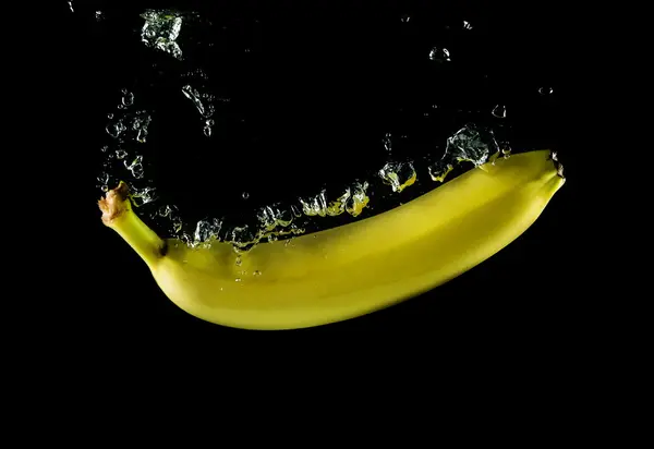 Bilden av banan fallit i vattnet — Stockfoto