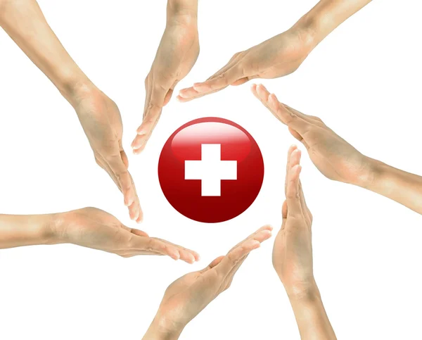 Röda korsets symbol i mänskliga händer — Stockfoto