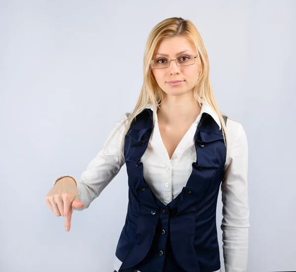 Mujer de negocios en un traje muestra el pulgar hacia abajo — Foto de Stock