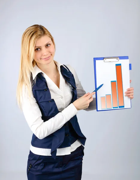Mujer de negocios presenta los ingresos de la empresa en el gráfico de la tableta — Foto de Stock