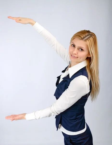Mujer de negocios en un traje muestra las manos — Foto de Stock